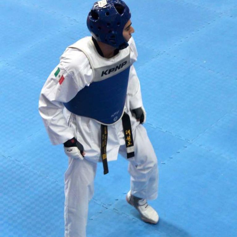 Bryan Salazar va por todo en Taekwondo.