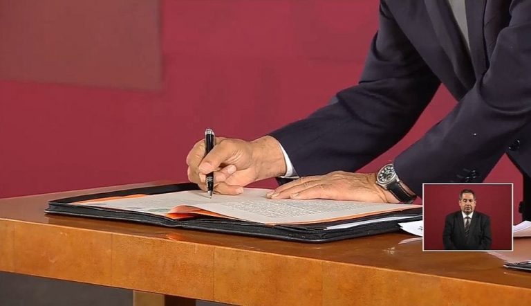 López Obrador firma compromiso de no reelección ante notario público