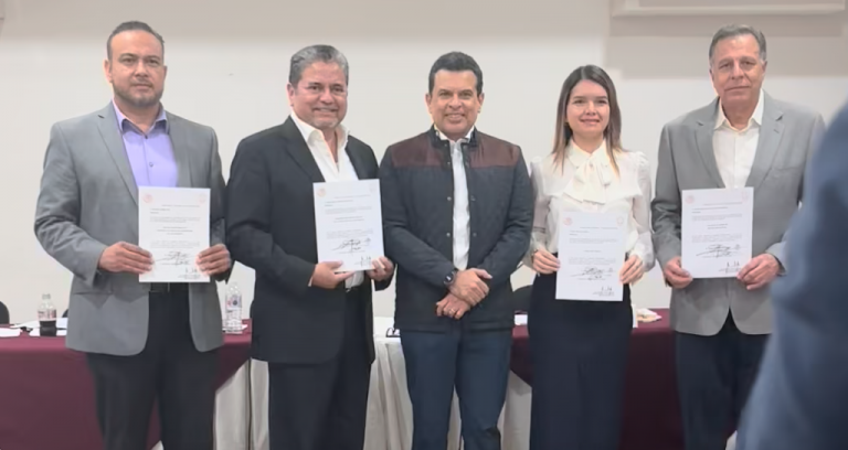 Entrega alcalde nombramientos a nuevos funcionarios municipales