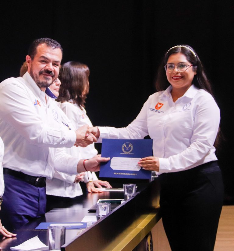 Entrega rector de la UAT becas a estudiantes de excelencia