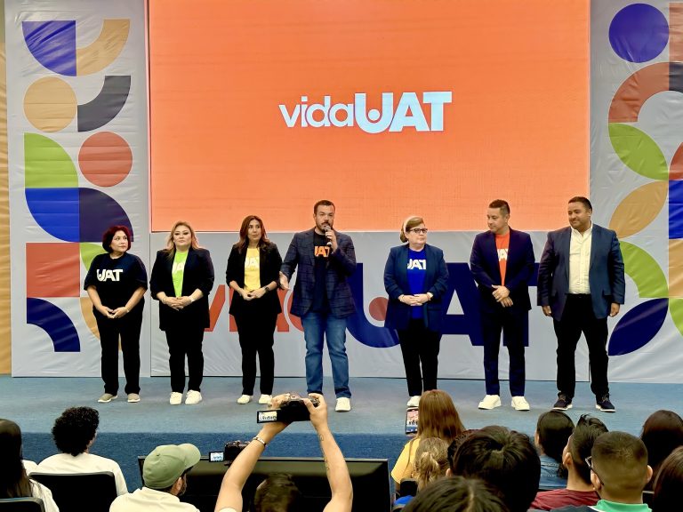 Rector presenta Vida UAT a estudiantes de Nuevo Laredo