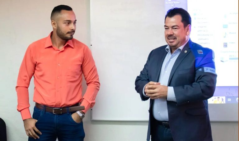 Maestro de universidad colombiana imparte clases en la Facultad de Derecho UAT Victoria