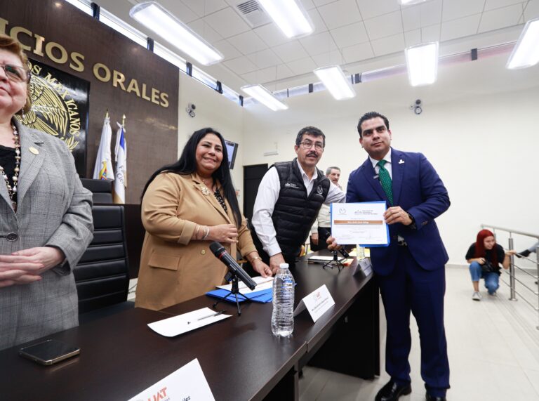 El rector Dámaso Anaya sostiene encuentro con universitarios de la FADYCS-UAT