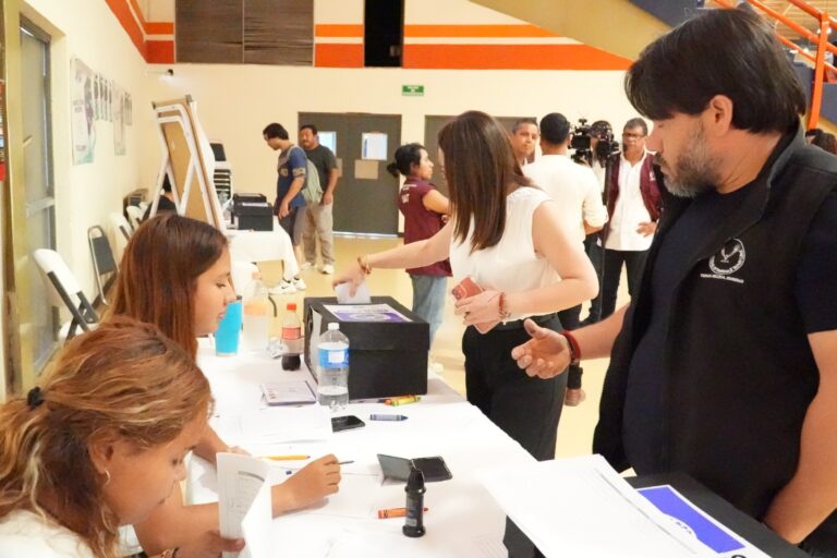 Participan estudiantes de la UAT en el Simulacro Electoral Universitario.