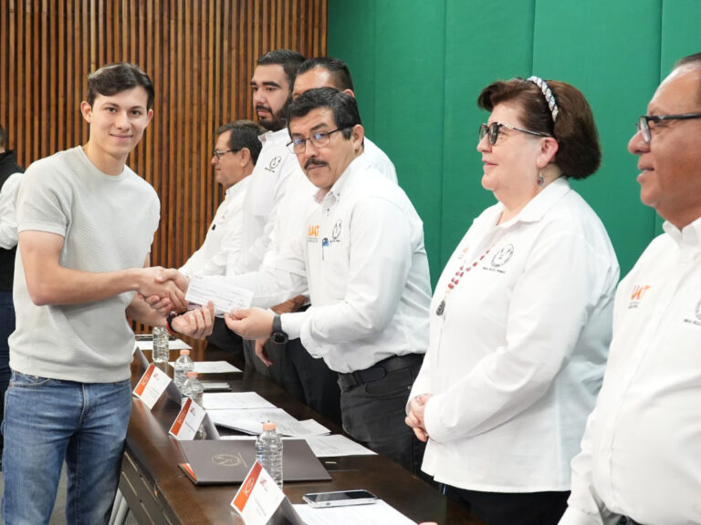 Reconoce la UAT el desempeño académico de estudiantes hijos del personal docente