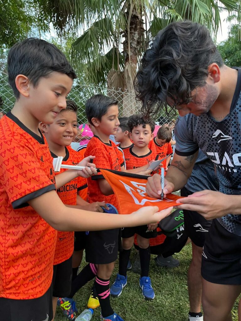 Convive Club Correcaminos con niños futbolistas de Ciudad Victoria