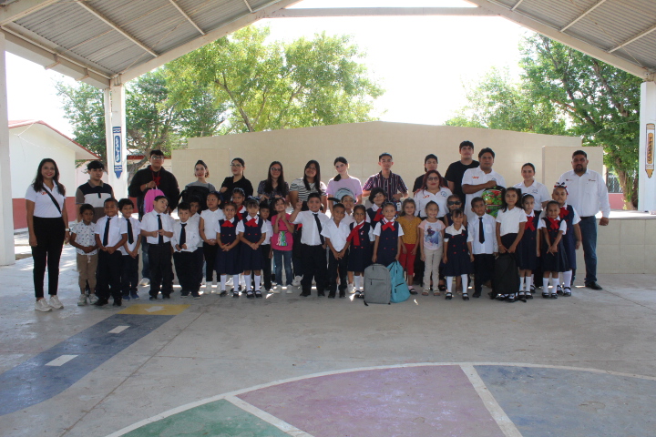 Entrega la UAT material escolar a estudiantes de primaria en Río Bravo