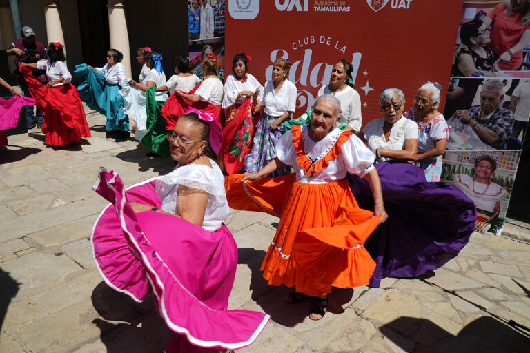 Festeja UAT al club universitario Edad de Oro en el Día de los Abuelitos