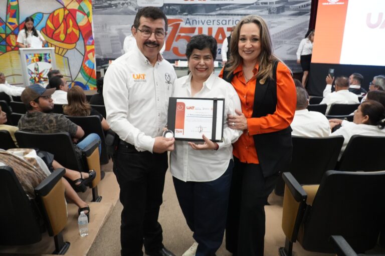 Entrega el rector Dámaso Anaya reconocimientos a jubilados del SUTUAT Entrega el rector Dámaso Anaya reconocimientos a jubilados del SUTUAT