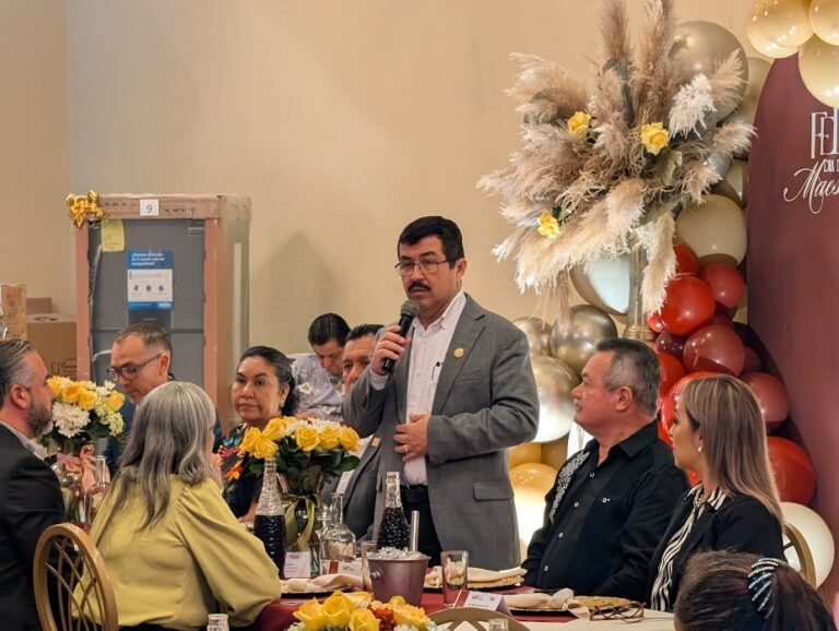 Reafirma rector de la UAT su reconocimiento al personal académico Reafirma rector de la UAT su reconocimiento al personal académico