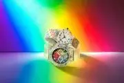 GUESS Watches presenta la colección cápsula 2025 Worn with Pride