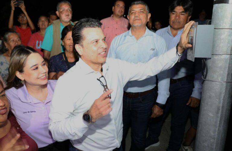 Reinstala Municipio alumbrado y regresa seguridad en Pajaritos.