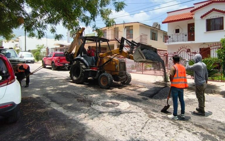 Implementa Municipio plan de azolve y bacheo en calles afectadas por lluvia.