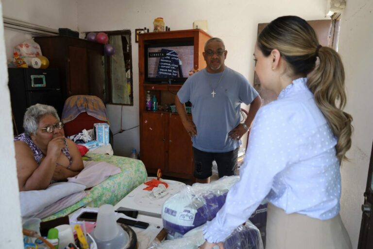 Presidenta Lucy de Gattás recorre la ciudad para entregar apoyos en los hogares de las familias victorenses. Presidenta Lucy de Gattás recorre la ciudad para entregar apoyos en los hogares de las familias victorenses.