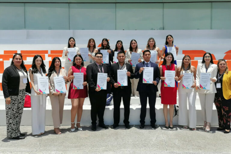 Reciben 17 médicos egresados de la UAT el premio nacional CENEVAL Reciben 17 médicos egresados de la UAT el premio nacional CENEVAL