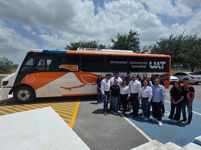 Entrega la UAT unidad de transporte para sus estudiantes en Río Bravo Entrega la UAT unidad de transporte para sus estudiantes en Río Bravo