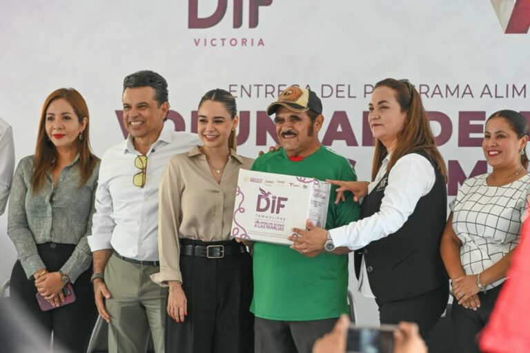 Encabezan Lucy y Lalo tercera entrega de apoyos alimentarios en Victoria