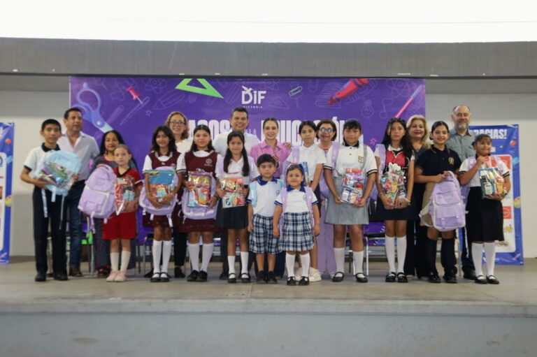 Entregan Lalo y Lucy 2,500kits escolares del programa Pasos por la Educación 2025