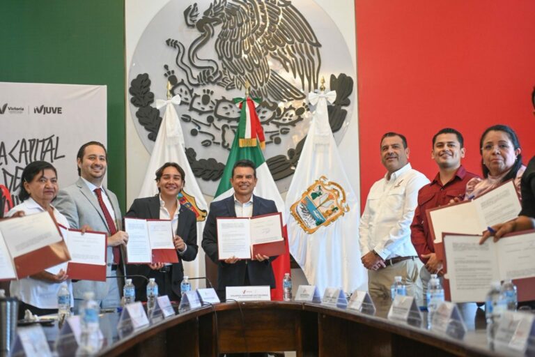 Firma convenio Instituto Victorense de la Juventud con escuelas