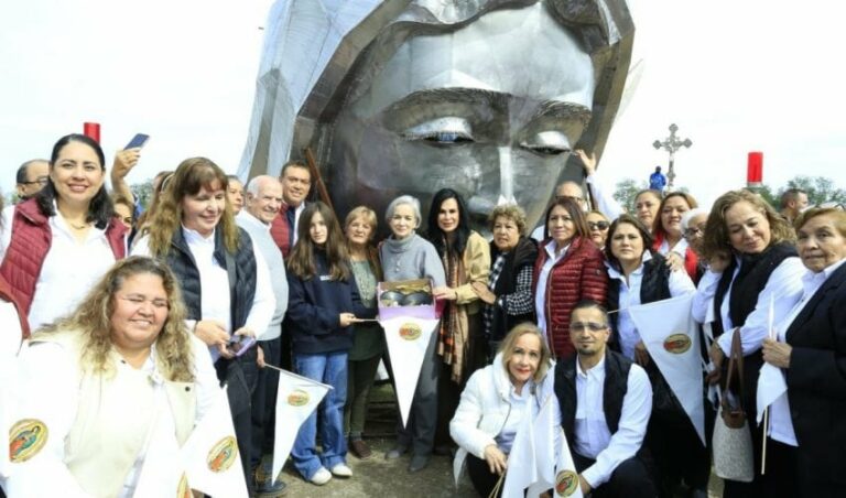 Entrega María de Villarreal las pupilas de la Virgen de la Misericordia